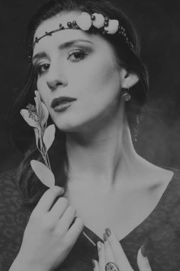 siyah beyaz bir kadın portresi