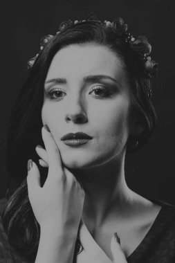 siyah beyaz bir kadın portresi