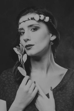 siyah beyaz bir kadın portresi