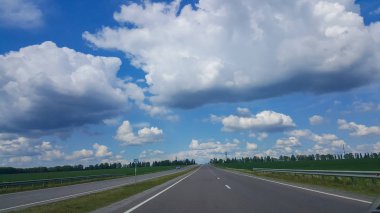 Yollar ve köprüler şehrin inşaatı.