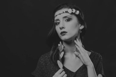 siyah beyaz bir kadın portresi