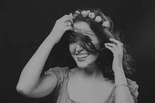 Ein Mädchen in einem kurzen Rock auf hellem Hintergrund. schöne junge Frau. schönes professionelles Make-up. — Stockfoto