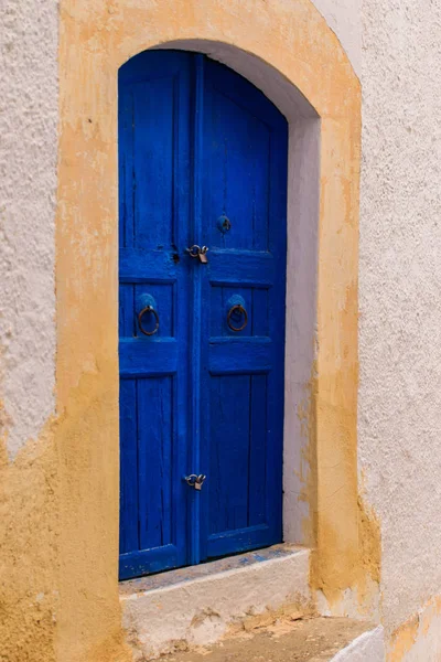 Pintoresca calle griega y patios — Foto de Stock