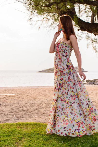 Schöne Frau, die am schönen Strand spaziert — Stockfoto