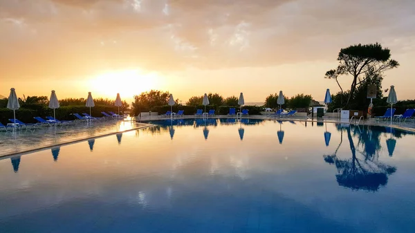 A beautiful swimming pool at the hotel at sunset — Stock Photo, Image