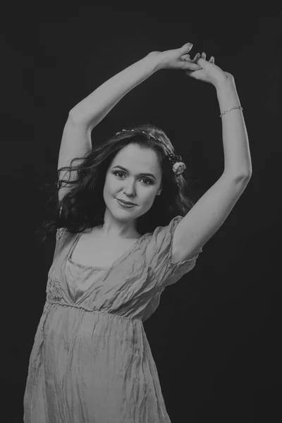 Retrato de uma menina bonita em uma grinalda — Fotografia de Stock