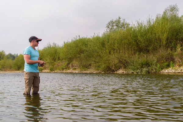 Pesca sul fiume di montagna. Pesca alla trota. Pescatore pesca nel — Foto Stock