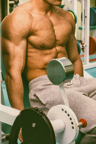 En stark man i ett gym — Stockfoto