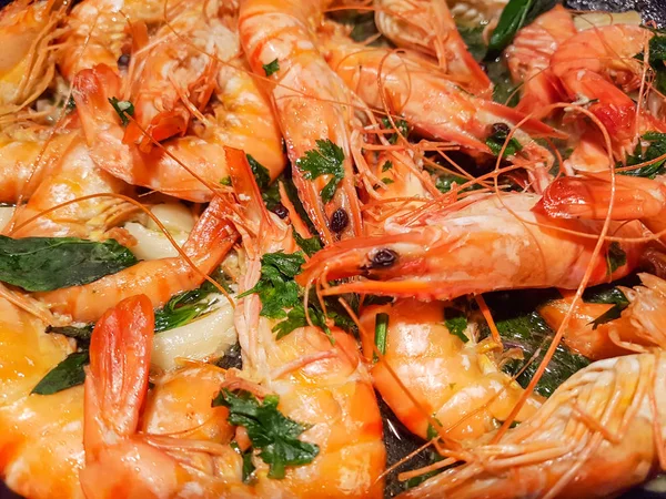 Langostinos fritos en un plato . —  Fotos de Stock