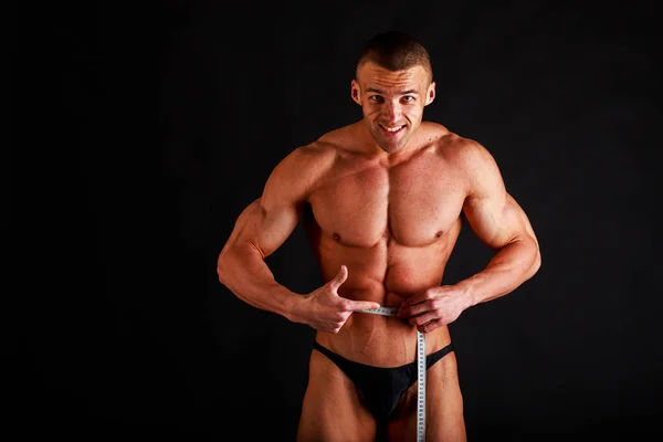 Stark bodybuilder på svart bakgrund — Stockfoto