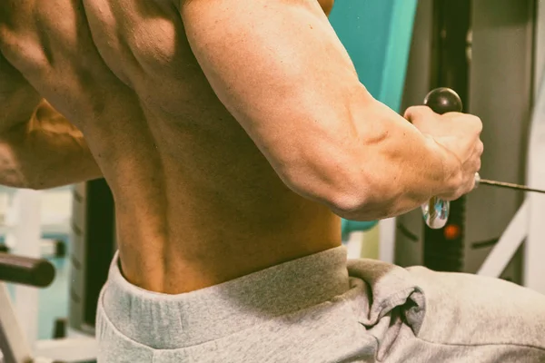 A strong man in a fitness club — Stock Photo, Image