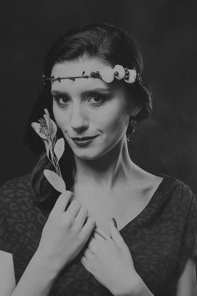 Retrato preto e branco de uma mulher — Fotografia de Stock