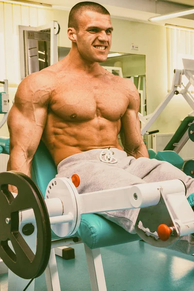 Un homme fort dans un club de fitness — Photo