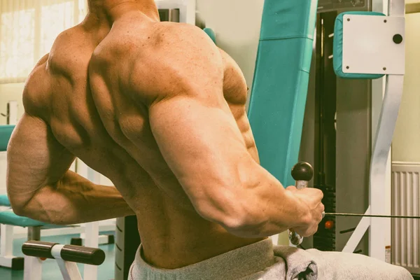 En stark man i ett gym — Stockfoto