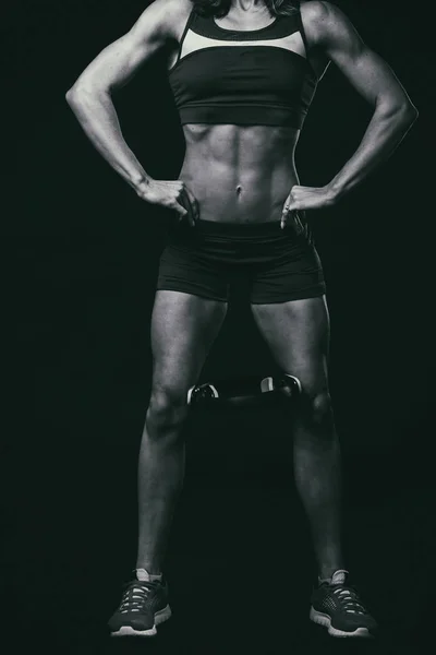 Женская гимнастика. Спортивная девушка на темном фоне, черно-белое фото . — стоковое фото
