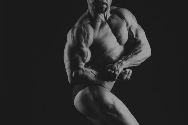 siyah bir arka plan güzel vücut geliştirmeci