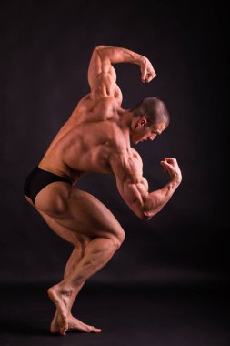 Yakışıklı güç atletik erkek