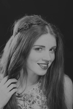 siyah beyaz bir kadın portresi