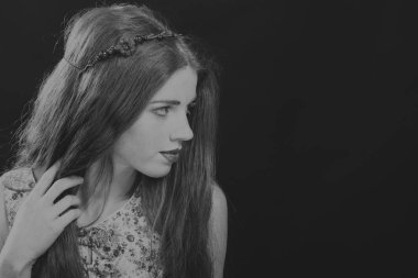 siyah beyaz bir kadın portresi