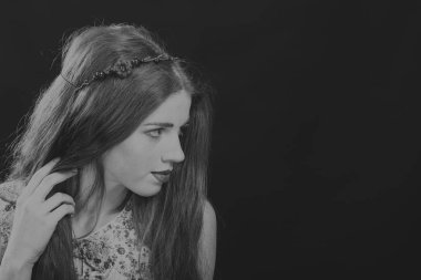 siyah beyaz bir kadın portresi