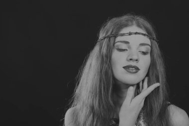 siyah beyaz bir kadın portresi