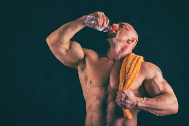 Yakışıklı güç atletik erkek