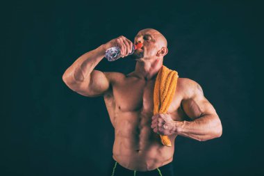 Yakışıklı güç atletik erkek