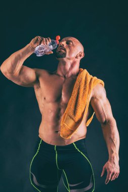 Yakışıklı güç atletik erkek