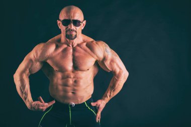 Yakışıklı güç atletik erkek