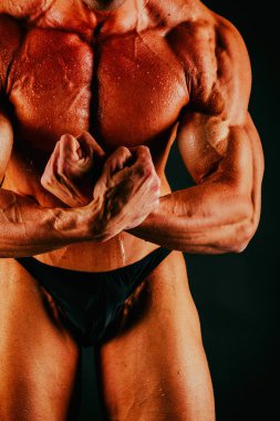 Siyah bir arka plan üzerinde sağlıklı kas vücut vücut geliştirmeci