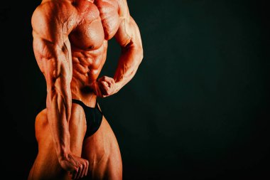 Siyah bir arka plan üzerinde sağlıklı kas vücut vücut geliştirmeci