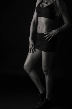 çekici fitness kadın siyah bir zemin üzerine