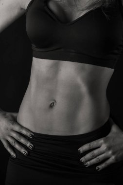 çekici fitness kadın siyah bir zemin üzerine
