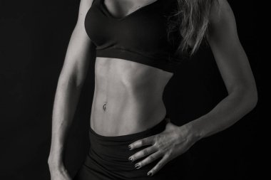 çekici fitness kadın siyah bir zemin üzerine