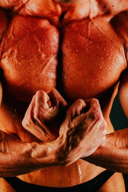 Siyah bir arka plan üzerinde sağlıklı kas vücut vücut geliştirmeci