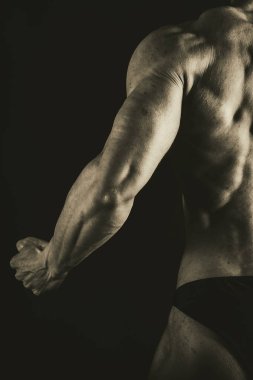 Siyah bir arka plan üzerinde güçlü vücut geliştirmeci