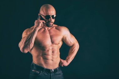 Güçlü atletik erkek Fitness modeli gövde gösterme