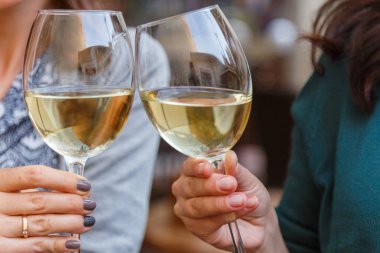 kadın bir kafede şarap içme