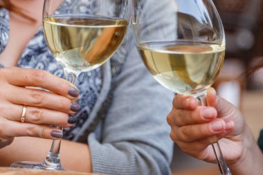 kadın bir kafede şarap içme