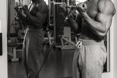 Eğitimli bir adam bir fitness Club