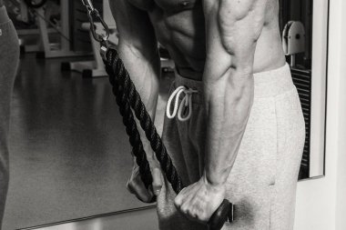 Eğitimli bir adam bir fitness Club