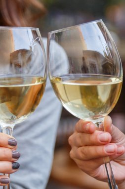 kadın bir kafede şarap içme