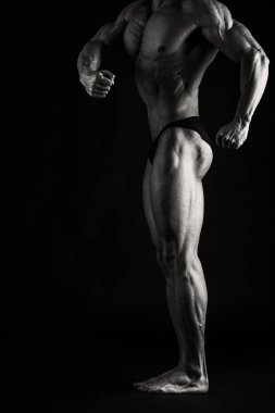 siyah zemin vücut geliştirmeci