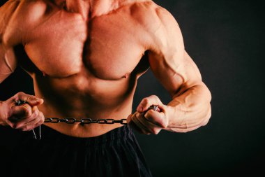 Altı paketi, mükemmel abs, omuzlar, pazı ile güçlü vücut geliştirmeci