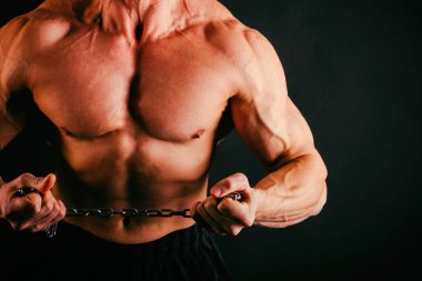 Altı paketi, mükemmel abs, omuzlar, pazı ile güçlü vücut geliştirmeci