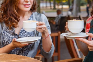 Bir kafede kahve içme kız