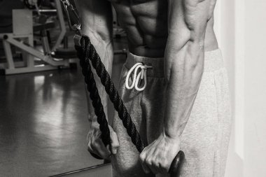 Eğitimli bir adam bir fitness Club