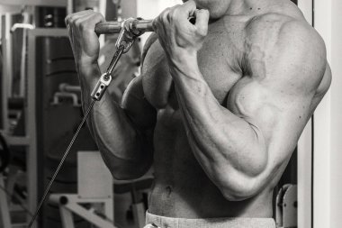 Eğitimli bir adam bir fitness Club