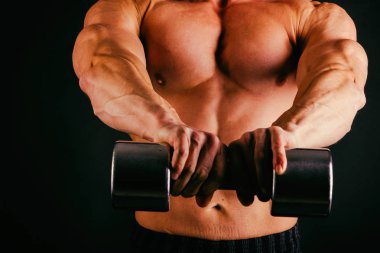 Altı paketi, mükemmel abs, omuzlar, pazı ile güçlü vücut geliştirmeci