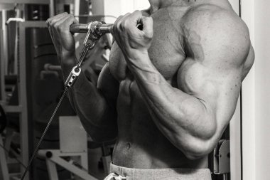 Eğitimli bir adam bir fitness Club